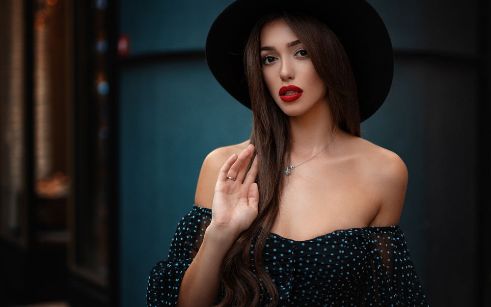 Обои для рабочего стола Модель Andrea в шляпе, фотограф Анас Счастливый