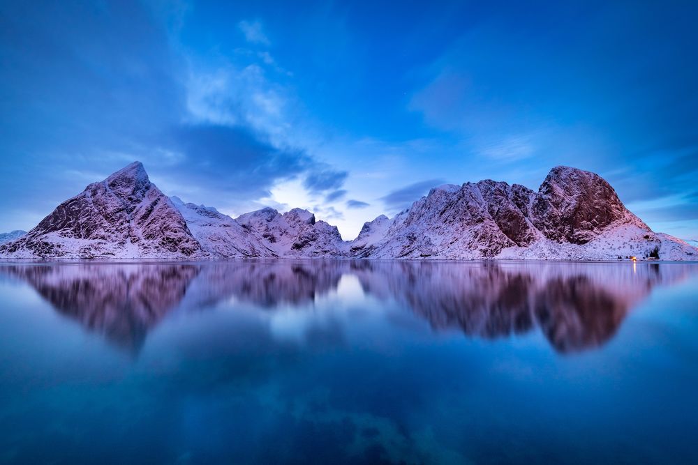 Обои для рабочего стола Отражение заснеженных скал в воде, Lofoten Islands, Norway / Лофотенские острова, Норвегия
