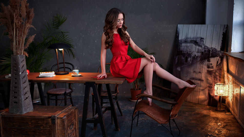 Обои для рабочего стола Модель Есения в красном платье позирует на столе. Фотограф Olshevsky Sergey