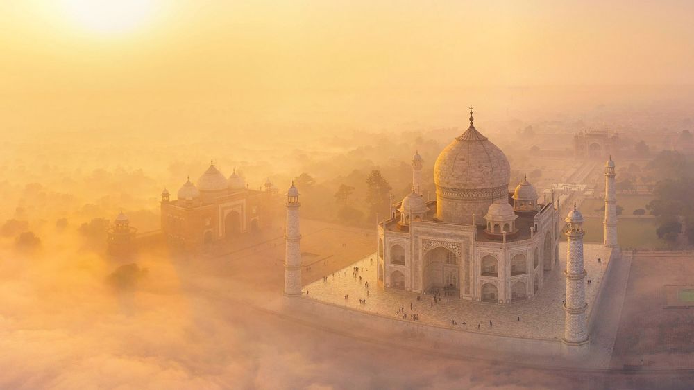 Обои для рабочего стола Вид сверху на Taj Mahal, India / Тадж-Махал, Индия в утреннем тумане