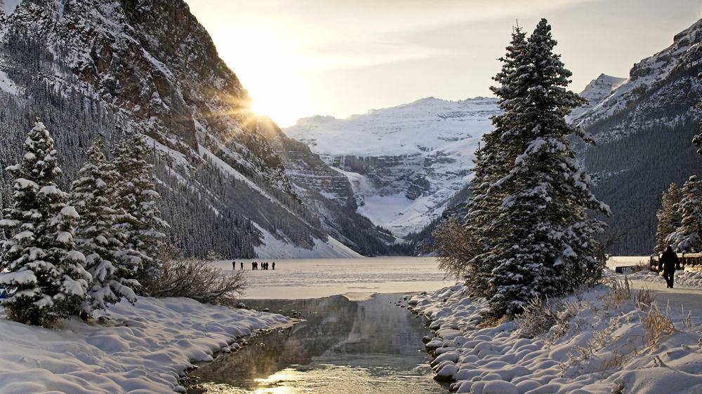 Обои для рабочего стола Lake Louise Sunshine / Озеро Луиза Саншайн зимой, by Attila Pivarnyik