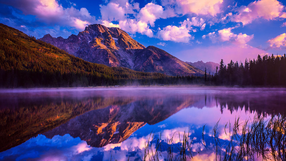 Обои для рабочего стола Озеро под облачным небом в окружении гор, Grand Teton National Park, Wyoming, USA / Гранд-Титон - национальный парк в США, на северо-западе штата Вайоминг