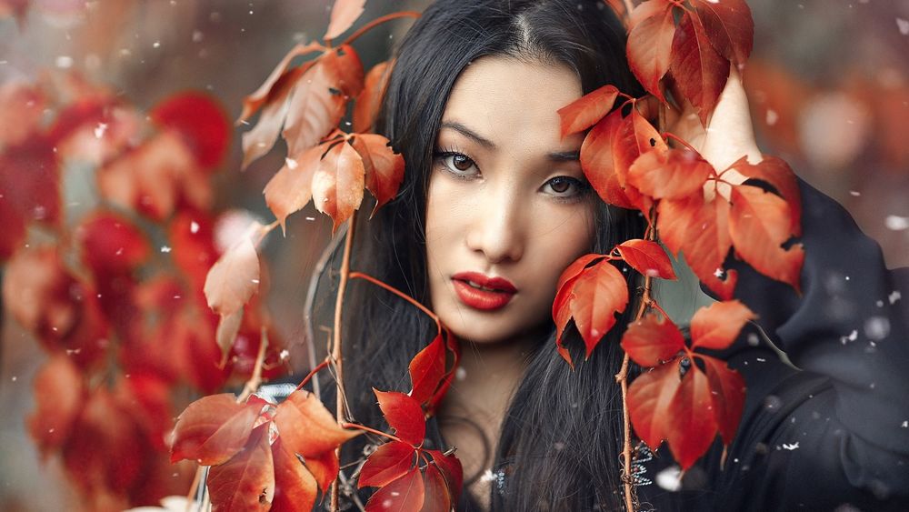 Обои для рабочего стола Азиатская модель Tiffany Zhou / Тиффани Чжоу в красных листьях, фотограф Alessandro Di Cicco / Алессандро Ди Чикко