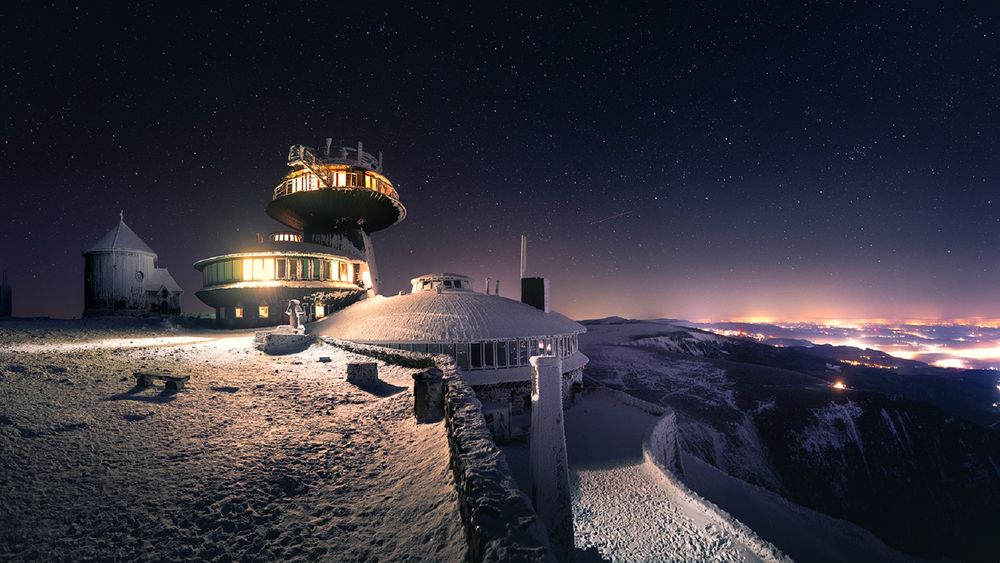 Обои для рабочего стола Космическая станция ночью, Karkonosze, Poland / Карконоше, Польша. Фотограф Karol Nienartowicz