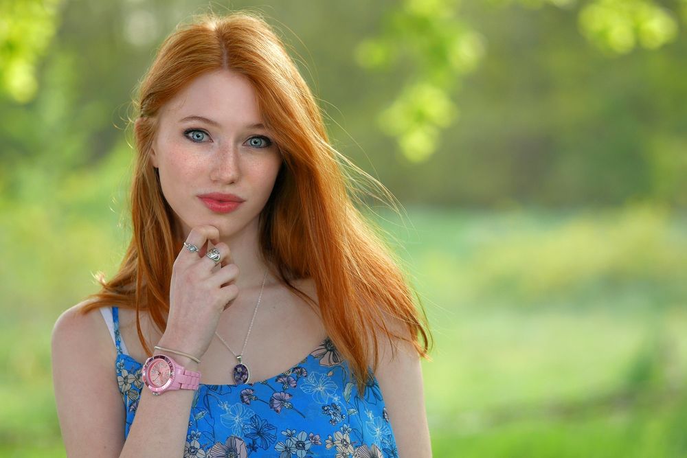 Обои для рабочего стола Рыжеволосая модель Sophie / Софи на природе, by Ianpgervais