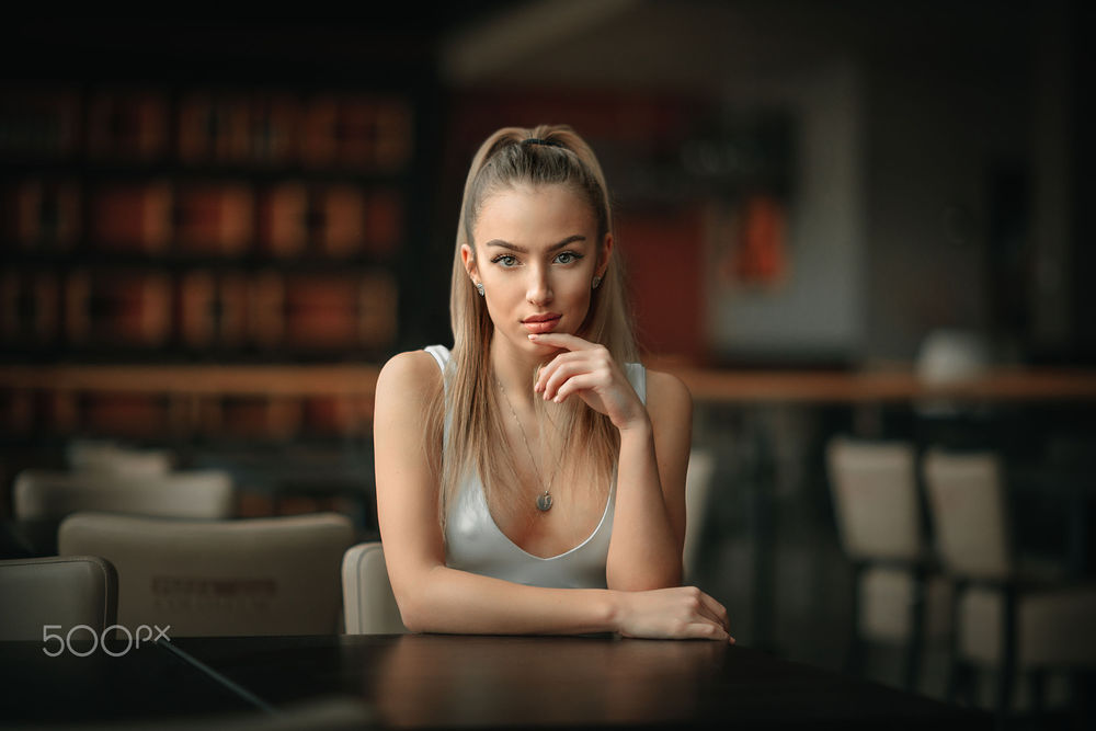 Обои для рабочего стола Модель Сара сидит за столом, фотограф Юрий Тулач