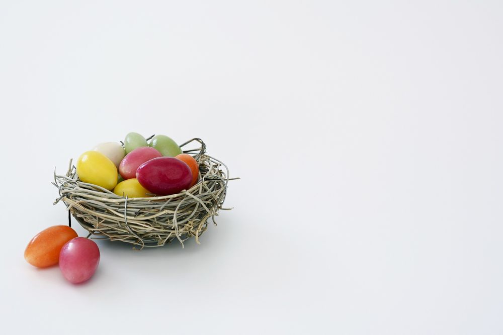 Обои для рабочего стола Пасхальные разноцветные яйца в гнезде на белом фоне, by annca