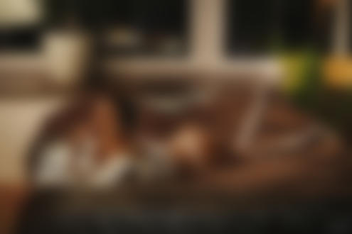Обои на рабочий стол Модель лежит на постели, фотограф Максим Чуприн