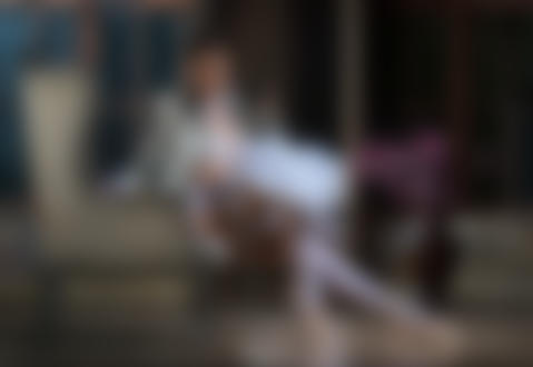 Обои на рабочий стол Девушка - балерина сидит на кресле. Фотограф Андрей Разумовский / Andrey Razoomovsky