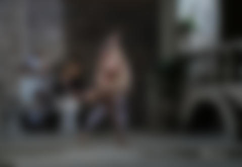 Обои на рабочий стол Девушки смотрят на танцующую пару. Фотограф Андрей Разумовский / Andrey Razoomovsky