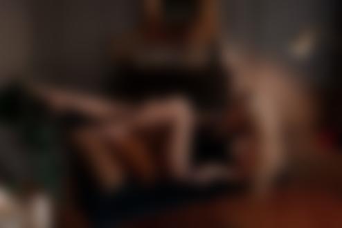 Обои на рабочий стол Девушка - блондинка позирует на диване, фотограф Elena Gubskaya