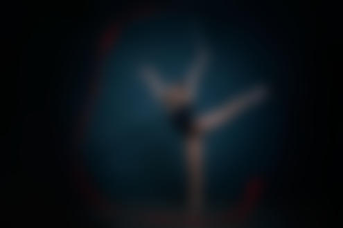 Обои на рабочий стол Девушка - гимнастка с красной лентой. Фотограф Постонен Екатерина