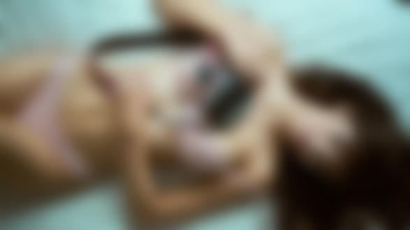 Обои на рабочий стол Девушка в нижнем белье лежит на постели с фотоаппаратом, by Jason Harynuk