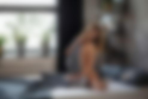 Обои на рабочий стол Модель Катерина Котенова, прикрывшись, сидит на постели, фотограф Maxim Chuprin