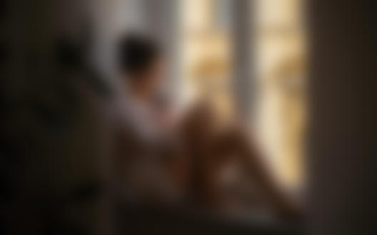 Обои для рабочего стола Модель Marlene с чашкой в руке сидит на подоконнике окна, фотограф Martin Ecker