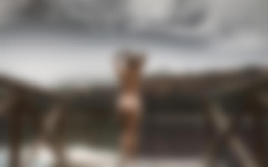 Обои на рабочий стол Обнаженная девушка стоит к нам спиной на пристани у водоема, фотограф J. A. Roman