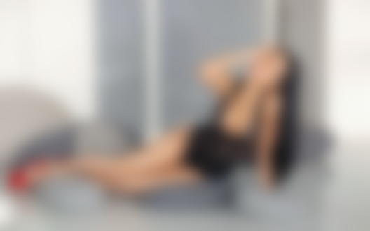 Обои на рабочий стол Модель Kanika с длинными влосами в черном нижнем белье и красной обуви