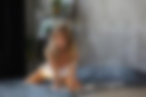 Обои на рабочий стол Модель Катерина Котенова позирует на постели, фотограф Maxim Chuprin
