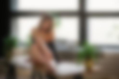 Обои на рабочий стол Модель Катерина Котенова сидит на столе, фотограф Maxim Chuprin