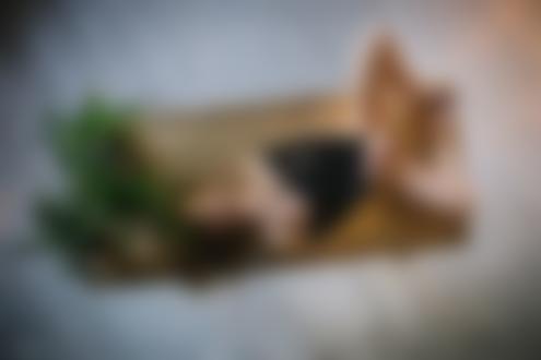 Обои на рабочий стол Модель Катерина Котенова лежит на столе, вид сверху, фотограф Maxim Chuprin