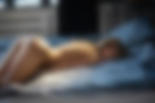 Обои для рабочего стола Модель Катерина Котенова лежит на постели, фотограф Maxim Chuprin