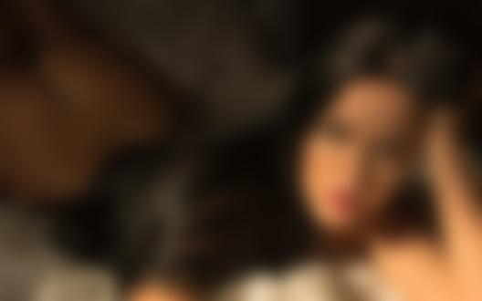 Обои на рабочий стол Красивая девушка с длинными волосами