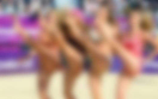 Обои на рабочий стол Девушки в танце на фон людей