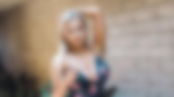 Обои для рабочего стола Модель Lindsey Pelas / Линдси Пелас с шикарной грудью с припущенной бретелькой