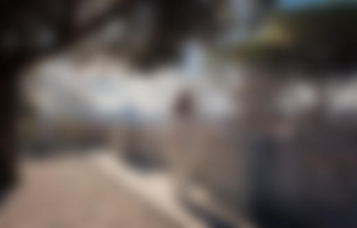 Обои на рабочий стол Модель NohemГ­ Hermosillo в костюме стоит на ограждения. Фотограф Jvdas Berra