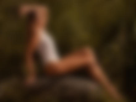 Обои для рабочего стола Девушка Рита сидит на камне, фотограф Saulius Ke