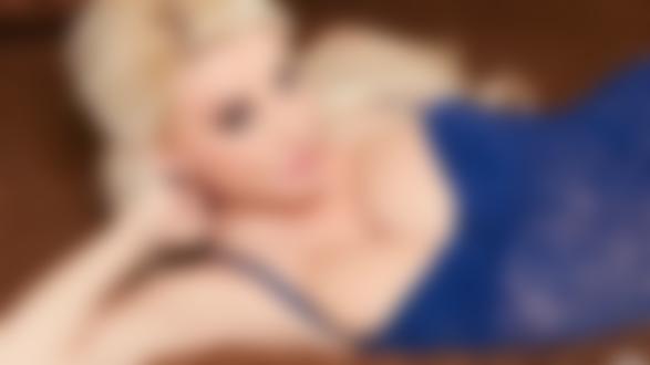 Обои на рабочий стол Американская фотомодель Sarah Rose Summers / Сара Роуз Саммерс в синем пеньюаре лежит на кровати