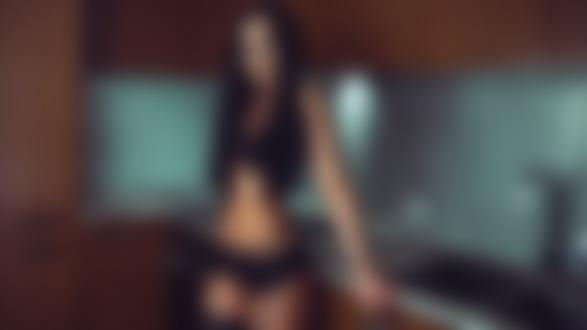 Обои на рабочий стол Брюнетка Billie Rae Grant в черном нижнем белье на кухне, фотограф Jason Harynuk