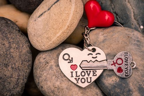 Обои на рабочий стол Брелок в виде сердечка с ключом на камнях (I LOVE YOU)