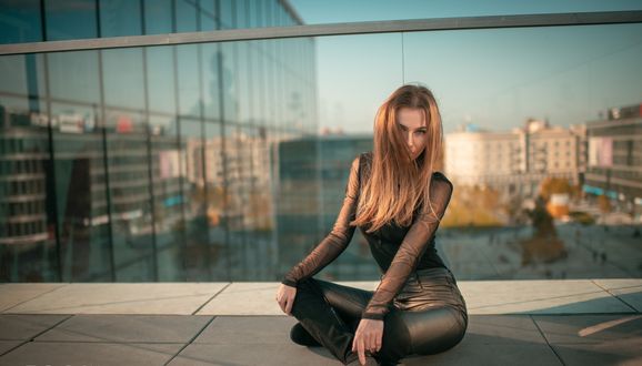 Обои на рабочий стол Mодель Мichaela сидит на фоне дома, by Jiri Tulach