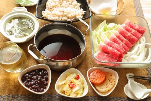 Обои на рабочий стол Японская кухня: суп, мясная нарезка, закуски, овощи, яйцо и зеленый чай, вид сверху