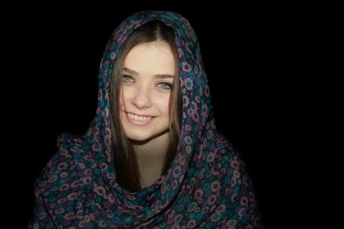 Обои на рабочий стол Девушка с зелеными глазами в шарфе на темном фоне, by Adina Voicu