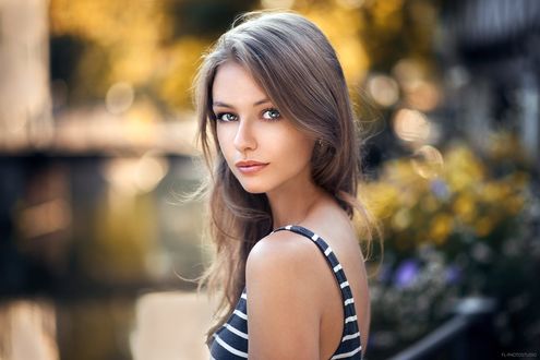 Обои на рабочий стол Девушка с длинными волосами, фотограф Lods Franck