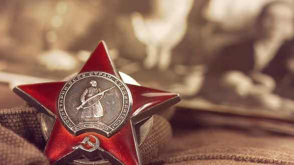 Обои на рабочий стол Орден красной звезды учрежден Постановлением Президиума ЦИК СССР от 6 апреля 1930 года с надписью Пролетарии всех стран, соединяйтесь! лежит на газете Красное знамя