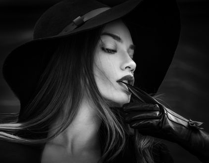 Обои на рабочий стол Девушка в шляпе и перчатках, by Joachim Bergauer