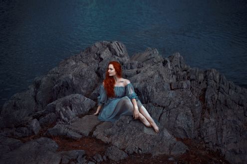 Обои на рабочий стол Девушка с рыжими волосами сидит на камнях, by Adi Dekel