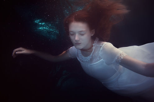 Обои на рабочий стол Девушка с закрытыми глазами под водой, by Adi Dekel