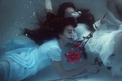 Обои на рабочий стол Девушки с цветами в руках под водой, by Adi Dekel