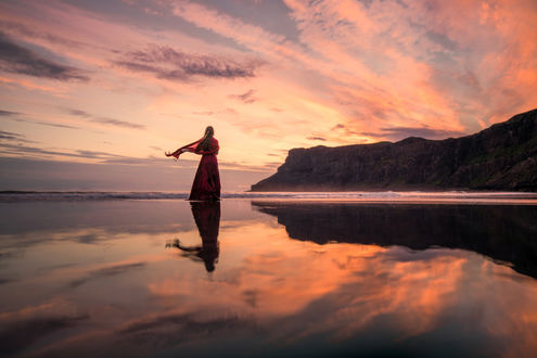 Обои на рабочий стол Девушка в длинном красном платье стоит на воде, by Lizzy Gadd