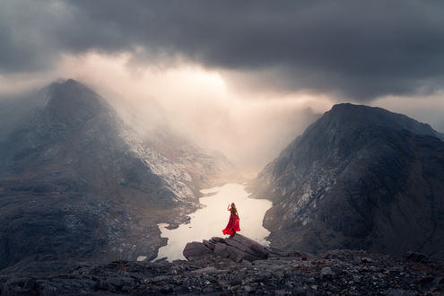 Обои на рабочий стол Девушка в длинном красном платье стоит на скале, by Lizzy Gadd