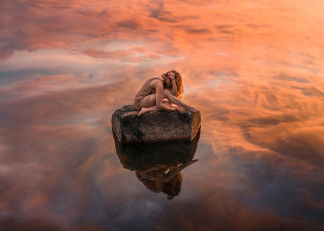 Обои на рабочий стол Девушка сидит на камне в окружении воды, by Lizzy Gadd