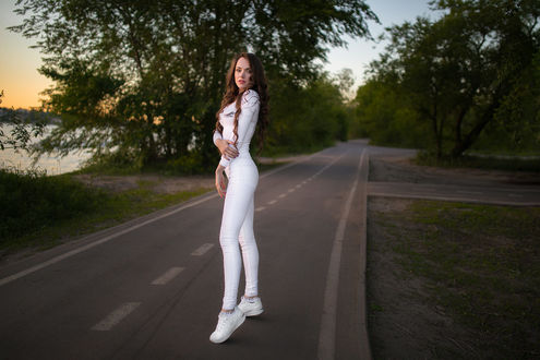 Обои на рабочий стол Модель Катя в белом стоит на дороге, фотограф Dmitry Sn