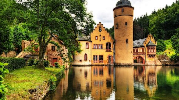 Обои на рабочий стол Замок Mespelbrunn / Меспельбрунн у озера среди зелени, Germany / Германия