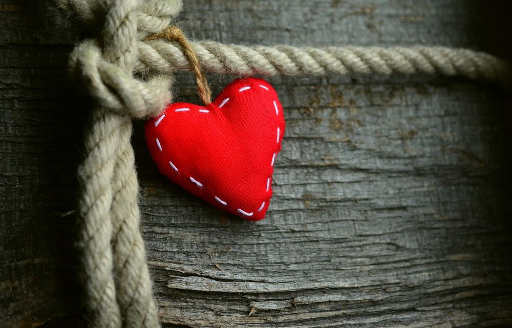 Обои для рабочего стола Красное сердечко на веревке, by congerdesign