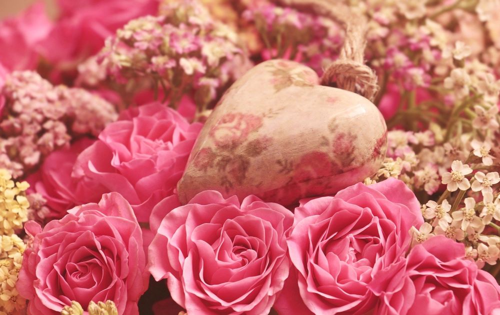 Обои для рабочего стола Сердечко лежит среди розовых роз, by Hermann Richter