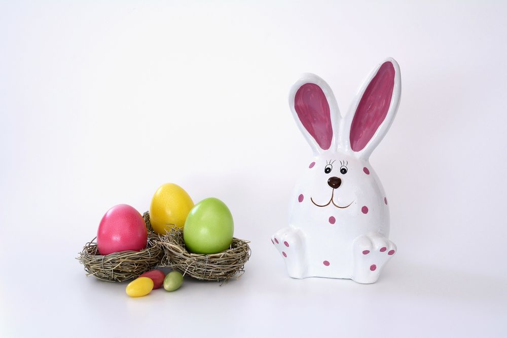 Обои для рабочего стола Фигурка зайца и разноцветные пасхальные яйца в гнездах, by annca